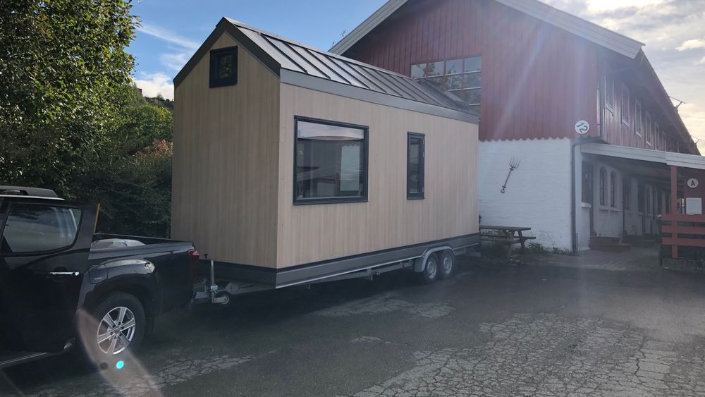 Høsten 2018 ble minihuset, som er montert på en båthenger, fraktet fra Sørum til Trondheim. Nå er det oppgradert med smarthusløsninger.