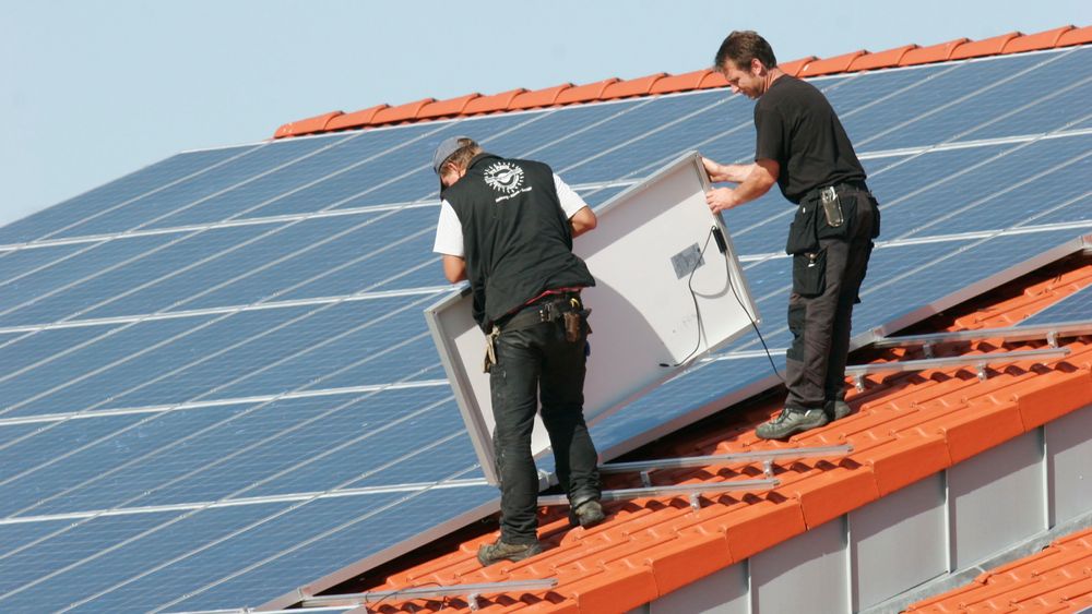 Fornybar energi opplever enorm vekst i Tyskland. Her monteres solcellepaneler i Bredstedt. Foto: Hartmut Schwarzbach / Argus/Samfoto