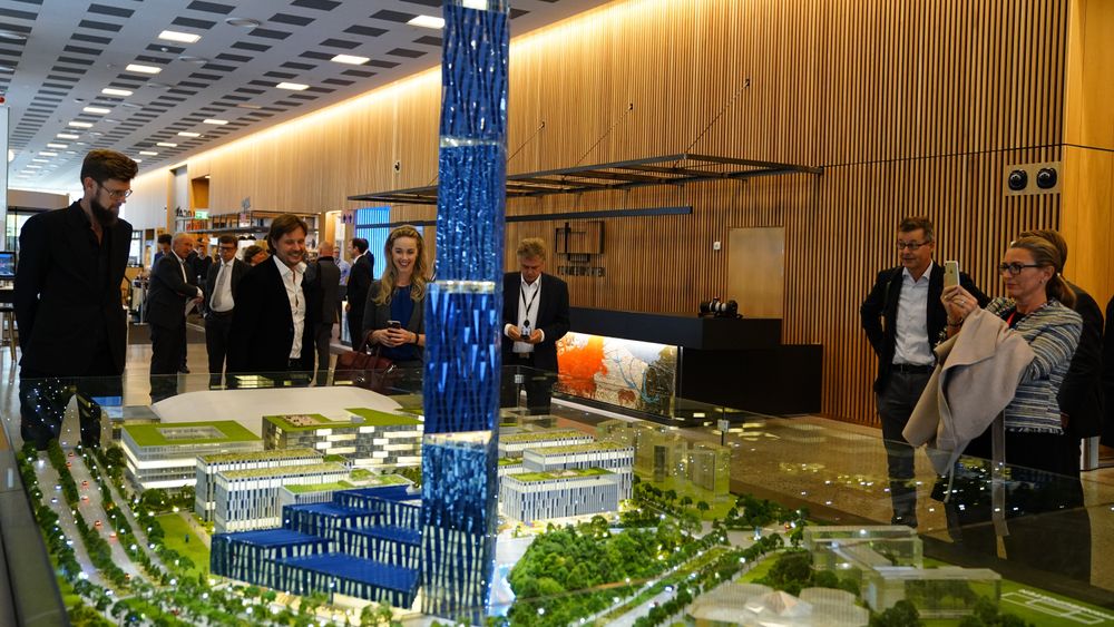 Modell av skyskraperen «Det store Blå» som Kjell Inge Røkke vil bygge på Fornebu i forbindelse med World Ocean Headquarters (WOH), et verdensledende havsenter på Fornebu.