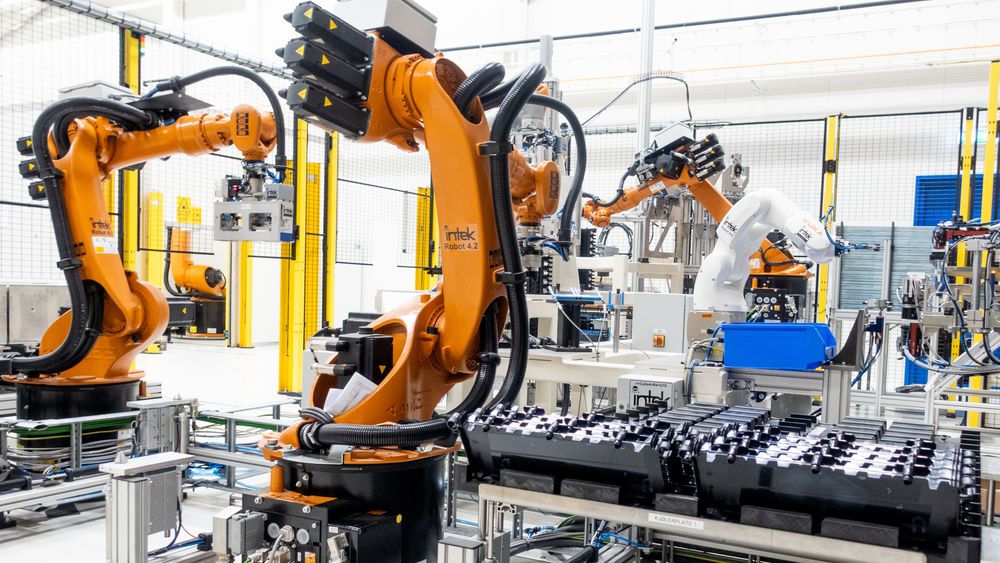 Batterifabrikken til Siemens har 11 roboter, levert av Intek Engineering på Raufoss.