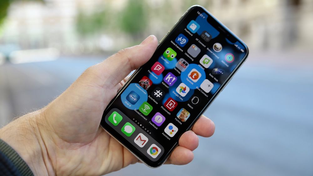 Redder omsetningen: Kostbare modeller fra Apple og Huawei har fått fart på salget av premium-modeller, og har mer enn kompensert for et litt fallende volum-marked.