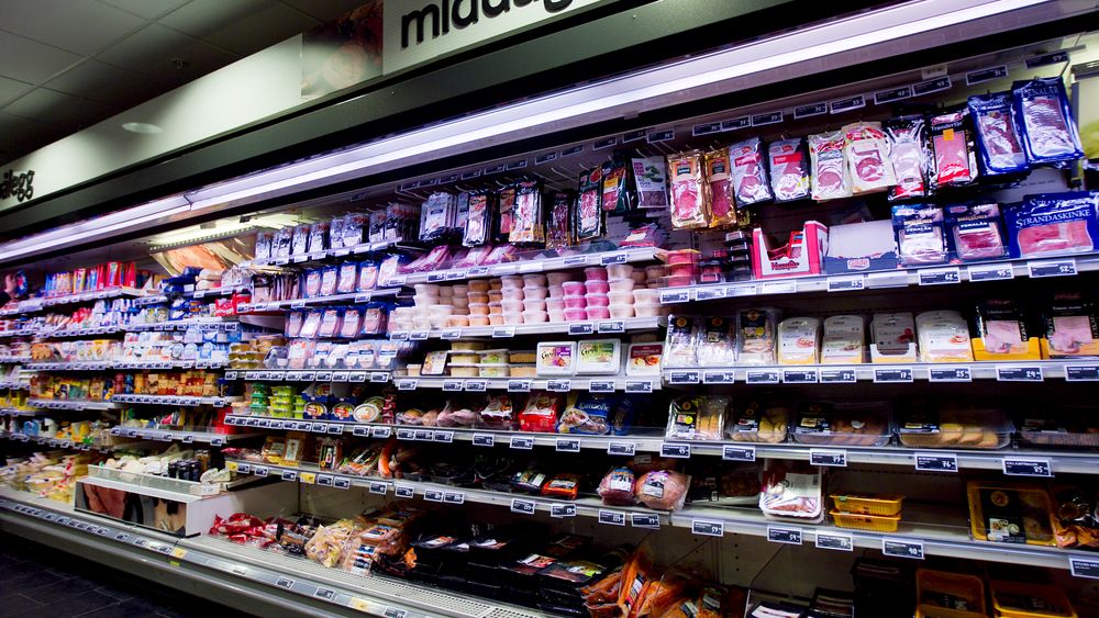 Det kan få store konsekvenser dersom uvedkommende setter opp temperaturen til kjøle- og frysediskene i matbutikker. Konsekvensene kan bli enda større dersom det gjøres med kjøleanlegg på sykehus. Illustrasjonsbildet er fra en norsk matbutikk. Det er ikke gitt at noen norske butikker eller sykehus er blant de berørte i denne saken.