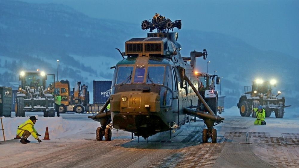 Sea King HC4-helikopteret ZE 427 etter å ha blitt losset i Sørreisa.