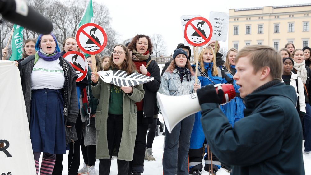Natur og Ungdom demonstrerte fredag foran slottet, mot regjeringens plan for gruvedrift i Kvalsund i Finnmark.