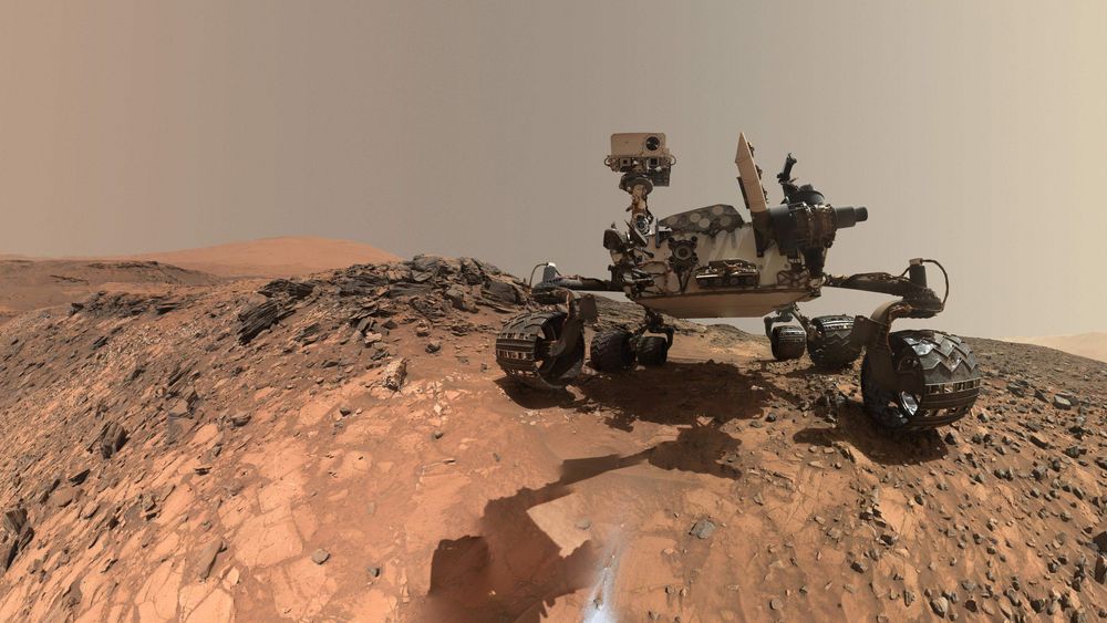 Dette fotografiet som ble tatt i nærheten av Mount Sharp på Mars i juni i fjor, er et selvportrett tatt med et av Curiositys egne kameraer. Etter seks år på planeten kan kjøretøyet nå ta på seg nye oppgaver.