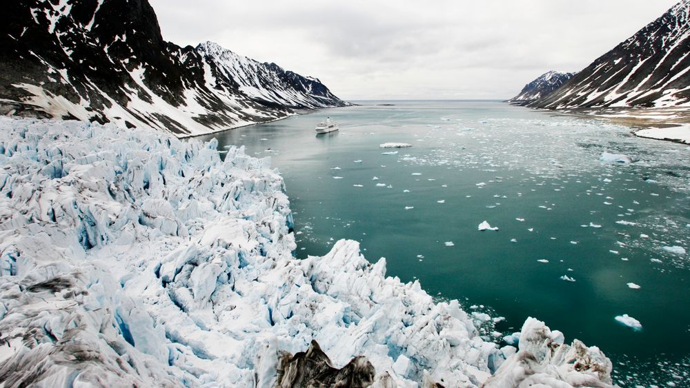 Isbre ved Magdalenefjorden på Svalbard. Bedrede satellittdata avslører at verdens isbreer er 18 prosent mindre enn tidligere antatt.