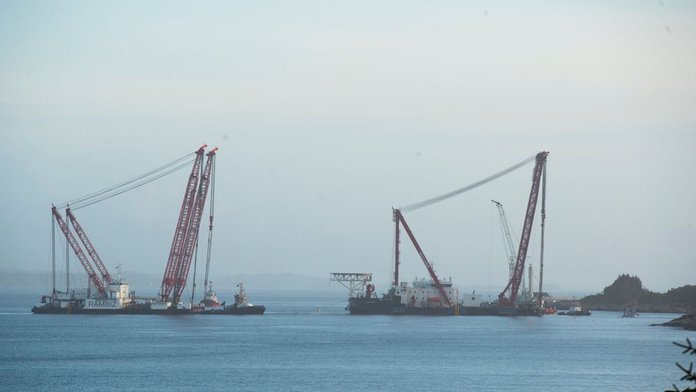 Lekterene Rambiz og Gulliver ligger ved siden av fregatten.  Søndag var kranlekterne og annet utstyr til stedet der den havarerte fregatten Helge Ingstad ligger i Hjeltefjorden.
