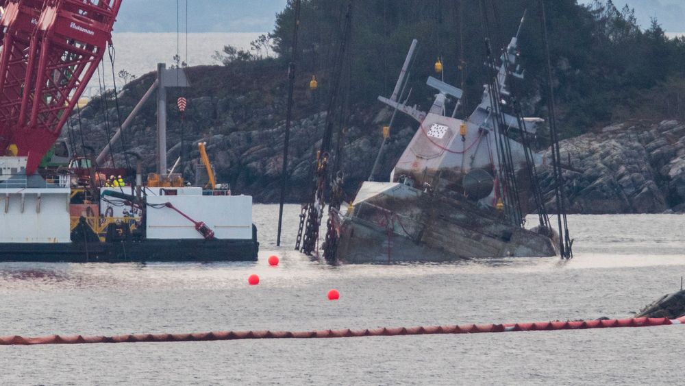 Lekterne Rambiz og Gulliver begynte natt til tirsdag å heve den havarerte fregatten KNM Helge Ingstad i Hjeltefjorden.