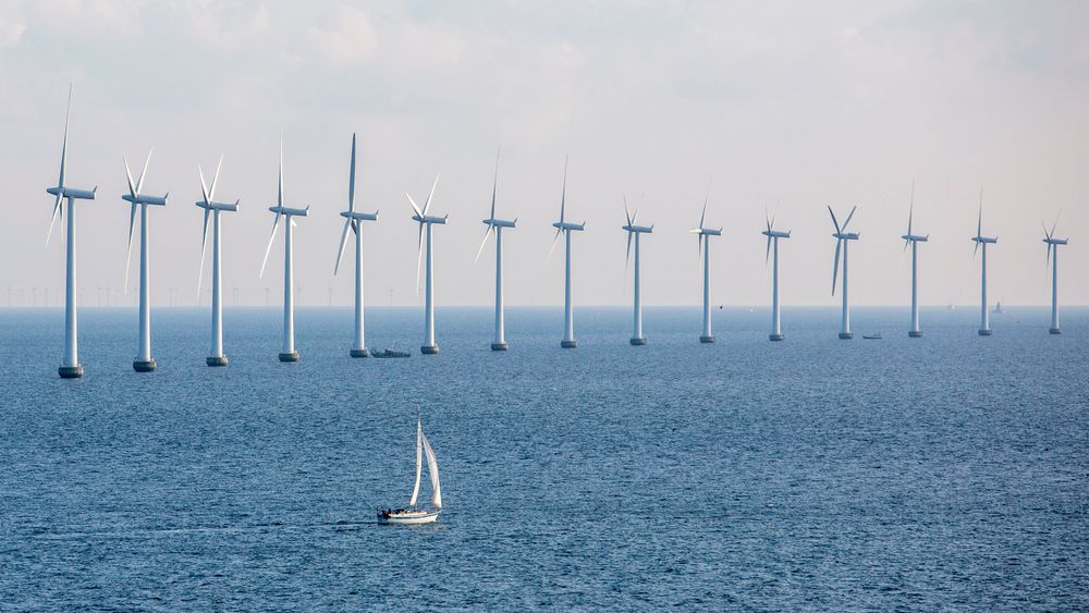 Danmark har en rekke vindmølleparker til havs. Her vindmøller i Middelgrundens Vindmøllepark i Øresund utenfor København.