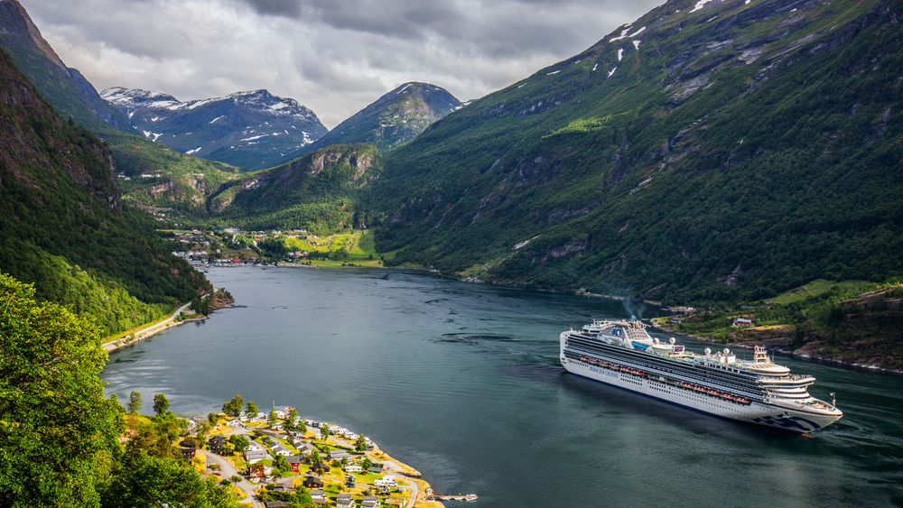 Cruiseskipet Sapphire Princess, eid av Princess Cruises, på vei ut Geirangerfjorden i Møre og Romsdal.