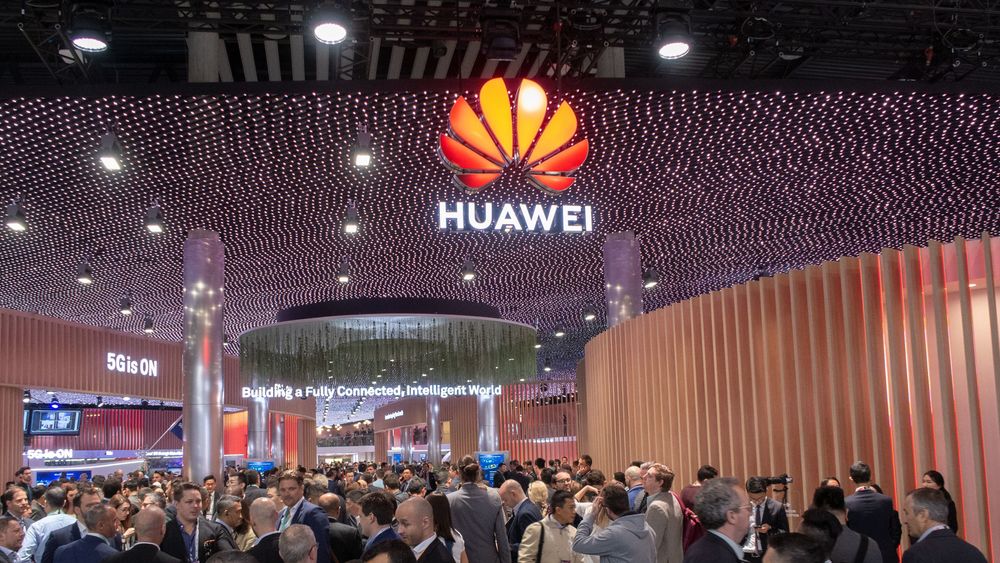 Flere land med USA i spissen anklager Huawei for å være en forlenget arm for kinesisk etterretning. I Norge har PST-sjef Benedicte Bjørndal advart mot Huawei, men sikkerhetseksperter mener at trusselen er overdreven. Bildet er fra Huaweis paviljong under Mobile World Congress i Barcelona denne uken.