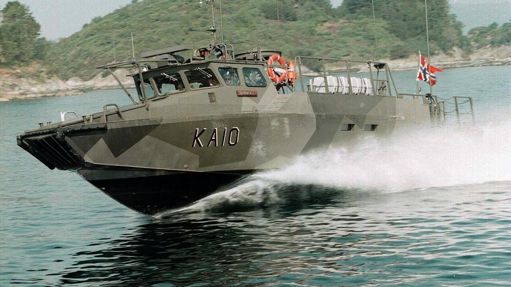 Den norske varianten av Stridsbåt 90 i fart. Den er med sine mer enn 40 knop Sjøforsvarets raskeste båt.