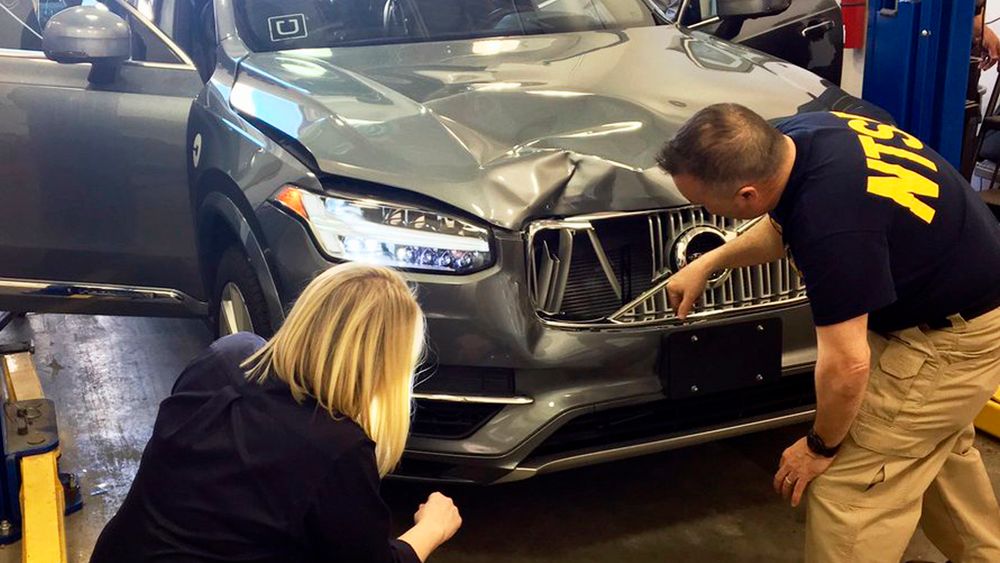 Etterforskere undersøker den selvkjørende Uber-bilen som kjørte på en kvinne i Arizona i mars.