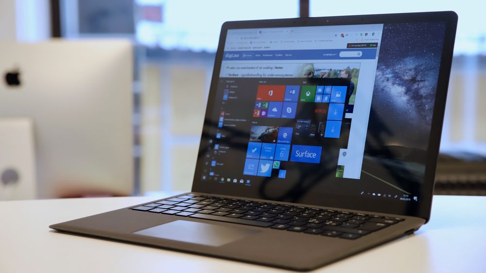 Microsoft Surface Laptop 2 tar seg godt ut på pulten.