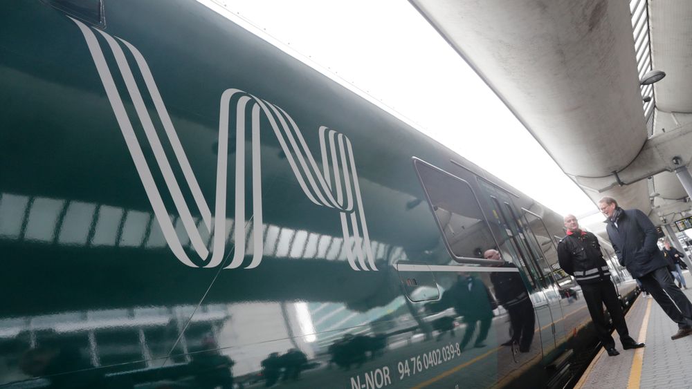 I morges kom det første toget med Vy-logo inn på Oslo S. Styreleder i NSB,  Dag Mejdell og konsernsjef i NSB Geir Isaksen presenterte nytt felles navn for NSB og Nettbuss.