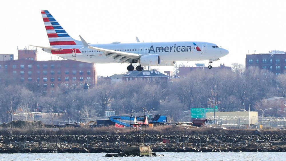 I USA flyr Boeing 737 Max fortsatt som normalt. Her er en 737-8 fra American Airlines i ferd med å lande på LaGuardia Airport i New York tirsdag.
