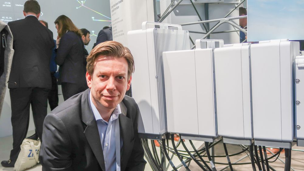 Ericsson Norges Magne Jernæs fotografert i Barcelona foran selskapets nye radioutstyr og antenner for alle de mest aktuelle frekvensområder i Norge, altså fra 700 til 2600 MHz. I tillegg ventes frekvensene rundt 3,5 GHz å få betydning for 5G-nettene.