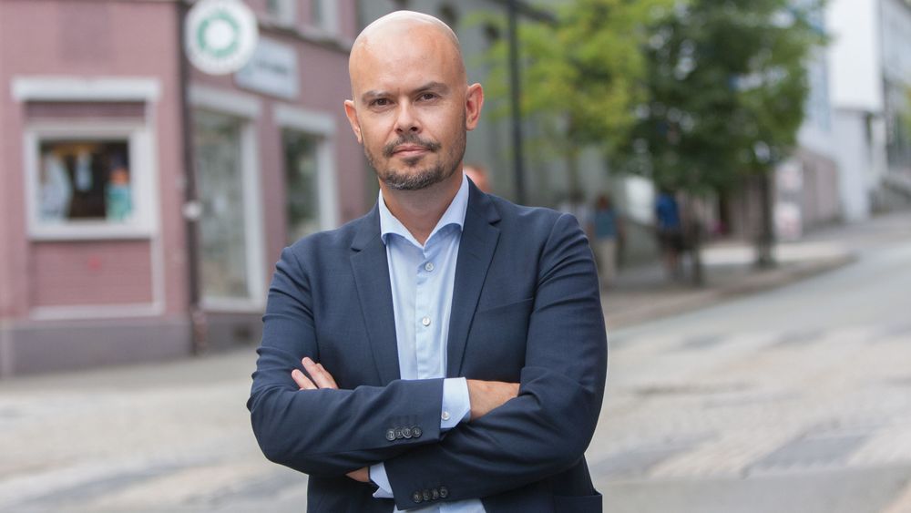 Frekvensdirektør John-Eivind Velure i Nasjonal kommunikasjonsmyndighet åpner auksjonen for ressurser i 700 MHz- og 2,1 GHz-båndene den første uka i juni.