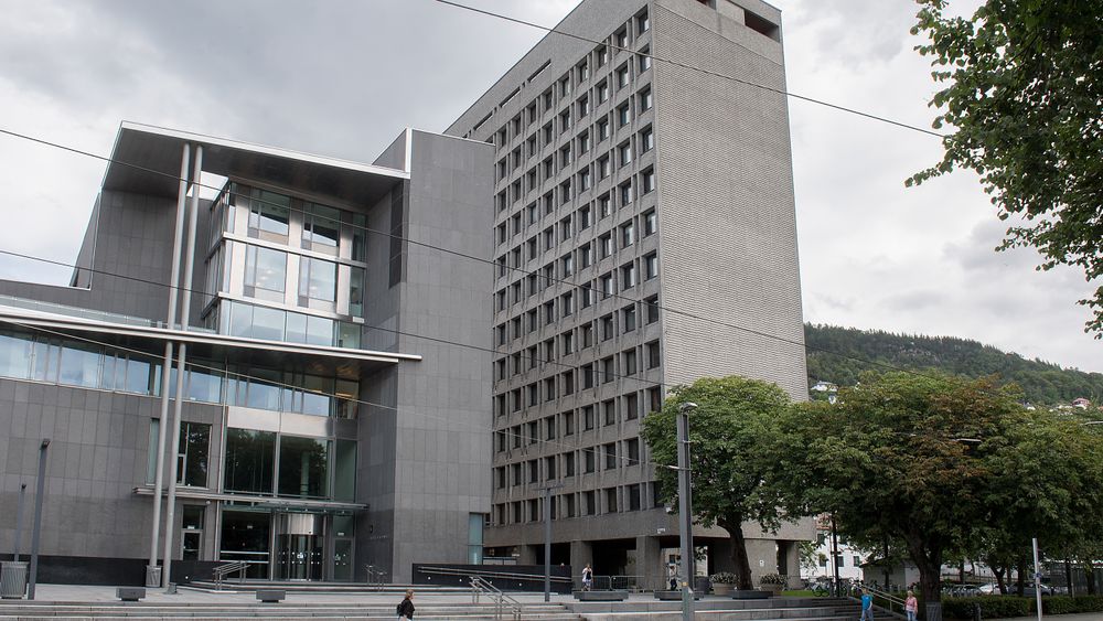 Ombyggingen av Bergen rådhus (til høyre) er foreløpig blitt stoppet av Arbeidstilsynet som påpeker flere mangler ved planene.