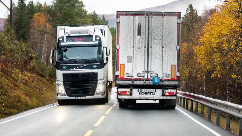 Senterpartiet vil at vogntogsjåfører skal kunne bevise at de har vært gjennom glattkjøringskurs for å få lov til å kjøre på norske veier. Her møtes to laksetrailere mellom Orkanger og Frøya i sør-Trøndelag.