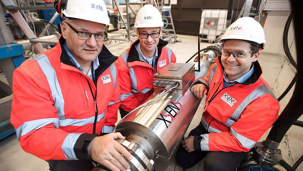 Magne Husebø, Remi Kippersund og Kjell Rune Toftevåg i Xsens viser frem XACT. Flowmålersystemet har fått den prestisjetunge Spotlight-prisen fra OTC.