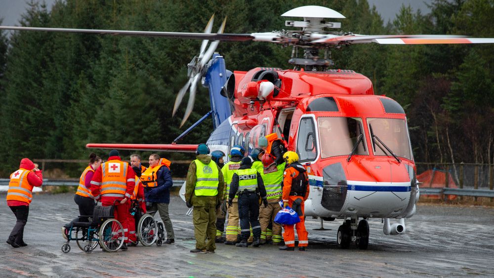 Evakuerte passasjerer fra Viking Sky ankommer Brynhallen med helikopter søndags formiddag.