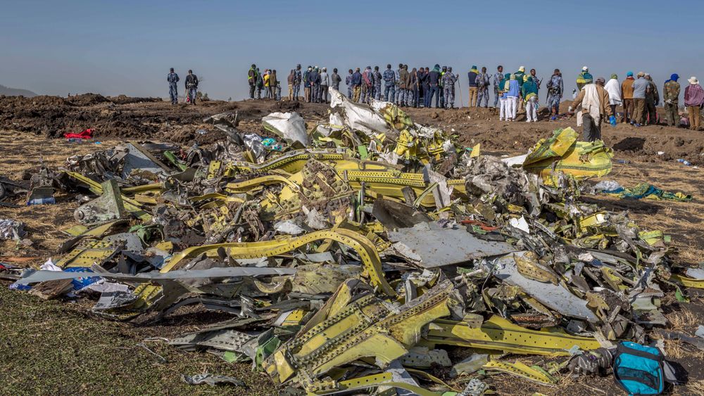 Vrakdeler fra stedet der flyet fra Ethiopian Airlines styrtet sør for Etiopias hovedstad Addis Abeba søndag 10. mars. Nå reiser ID-eksperter fra Kripos for å bistå i arbeidet med å identifisere de 157 som døde i ulykken.
