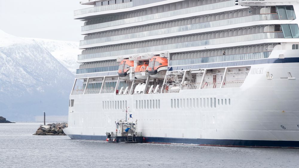 Skipssiden på cruiseskipet Viking Sky blir undersøkt. Dykkere skal og undersøke skroget.Båten ligger i havn i Molde.