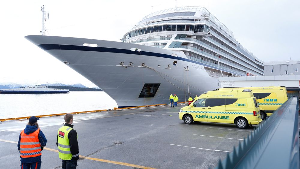 Inspektører har vært om bord i Viking Sky hele mandag. Jakten på ulykkesårsaken fortsetter tirsdag.