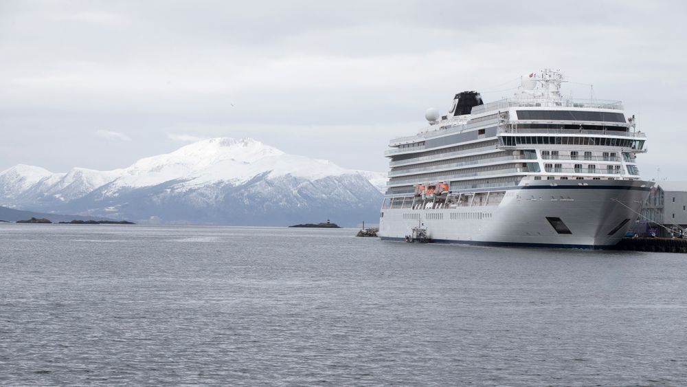 Cruiseskipet Viking Sky ligger i Molde havn.