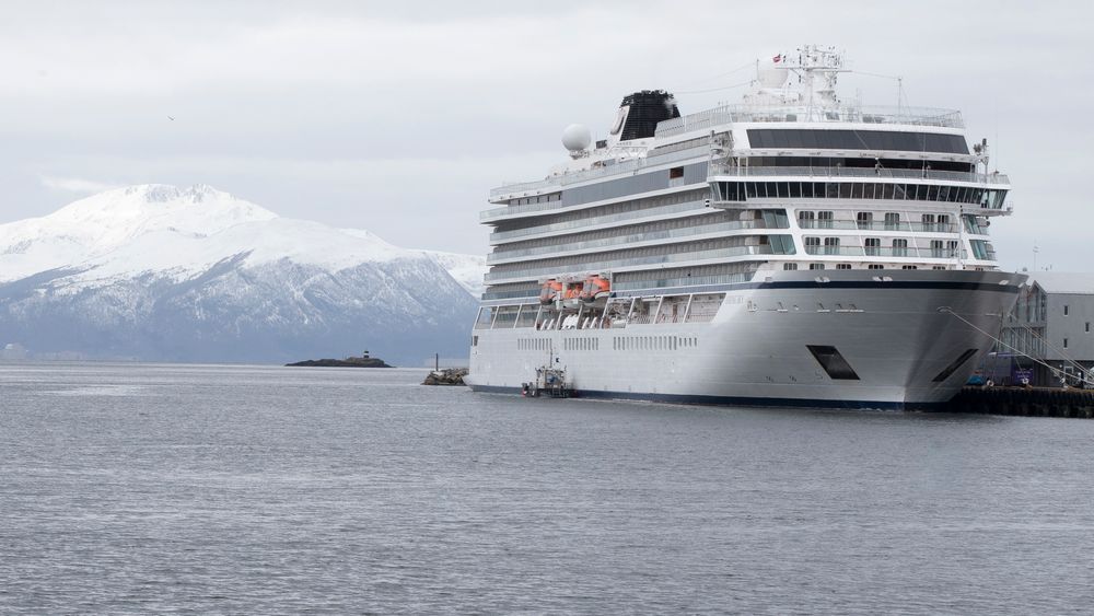 Undersøkelsene på Viking Sky er kommet godt i gang, men avhørene av mannskapet som fortsatt er om bord, er ikke kommet i gang. Her ligger cruiseskipet ved kai i Molde.