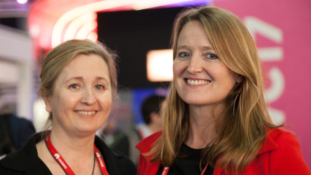Avdelingsdirektør Heidi Kvalvåg (til høyre) sier norske myndigheter vil jobbe for å oppdatere reguleringen med mobilteknologi. Her er hun avbildet med Christina Christensen.