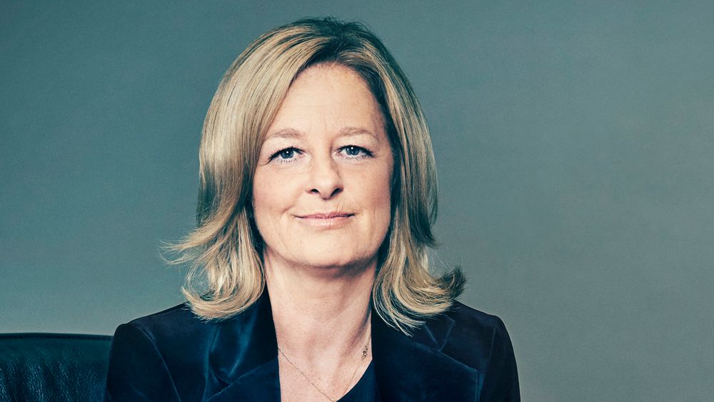 Administrerende direktør i TDC, Allison Kirkby, erklærer selskapet som vinner av auksjonen.