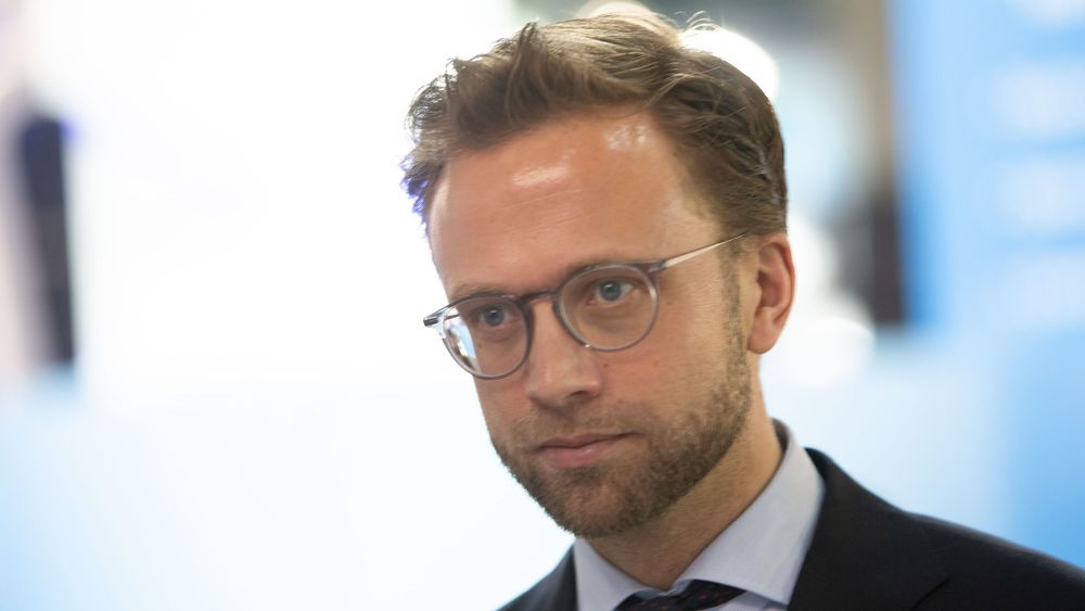 Digitaliseringsminister Nikolai Astrup (Høyre) signaliserer at han følger situasjonen nøye.