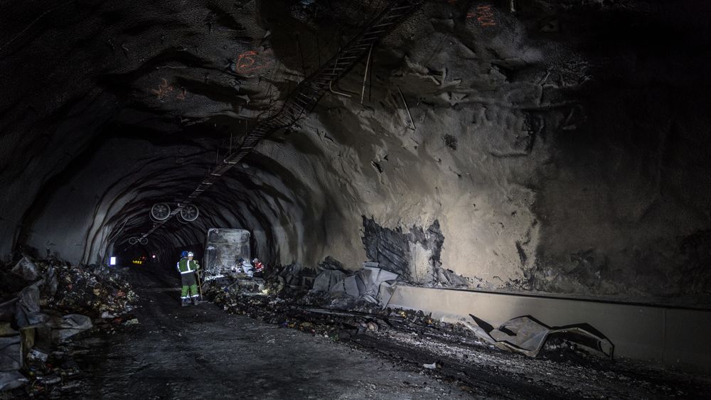 Det brant i Gudvangatunnelen senest 30. mars i år. Geir A. Mo i Lastebileierforbundet sier undersjøiske tunneler og tunneler med stigning er uheldige.