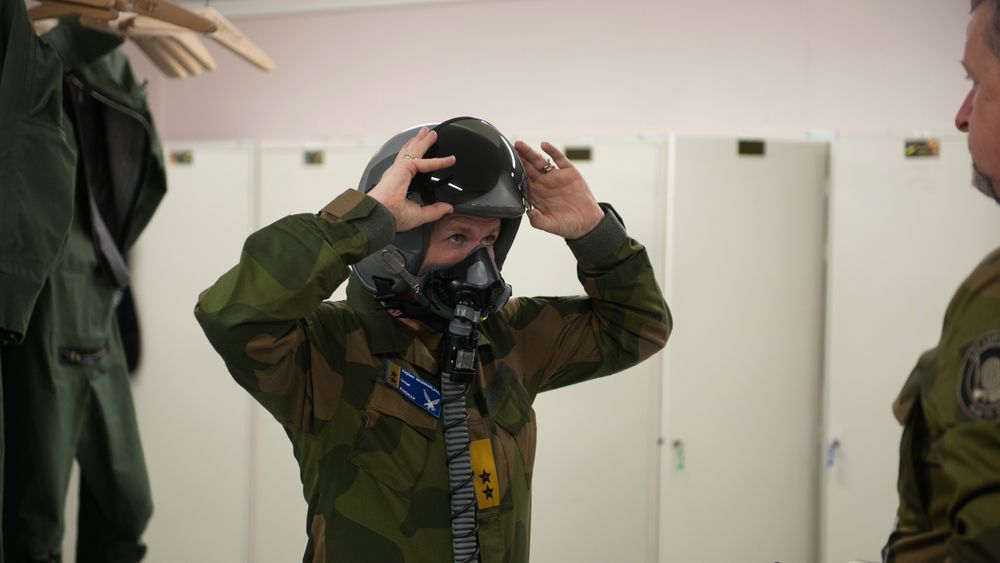 Sjef Luftforsvaret, generalmajor Tonje Skinnarland, under tilpassing av flyutstyr før turen fra Ørland til Bodø.