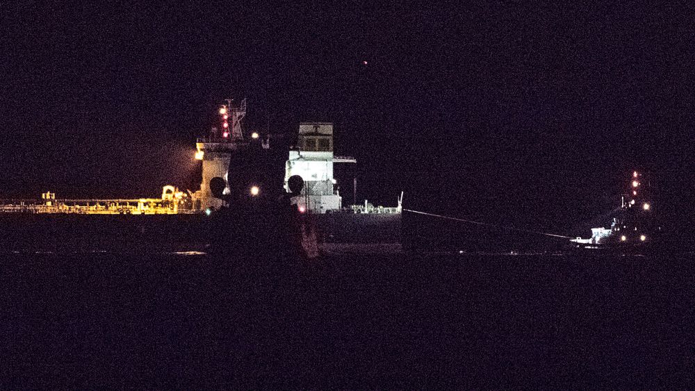 De to fartøyene KNM Roald Amundsen og Sola TS passerte hverandre på trygg avstand da de gjennomførte en observasjonsseilas natt til tirsdag. 