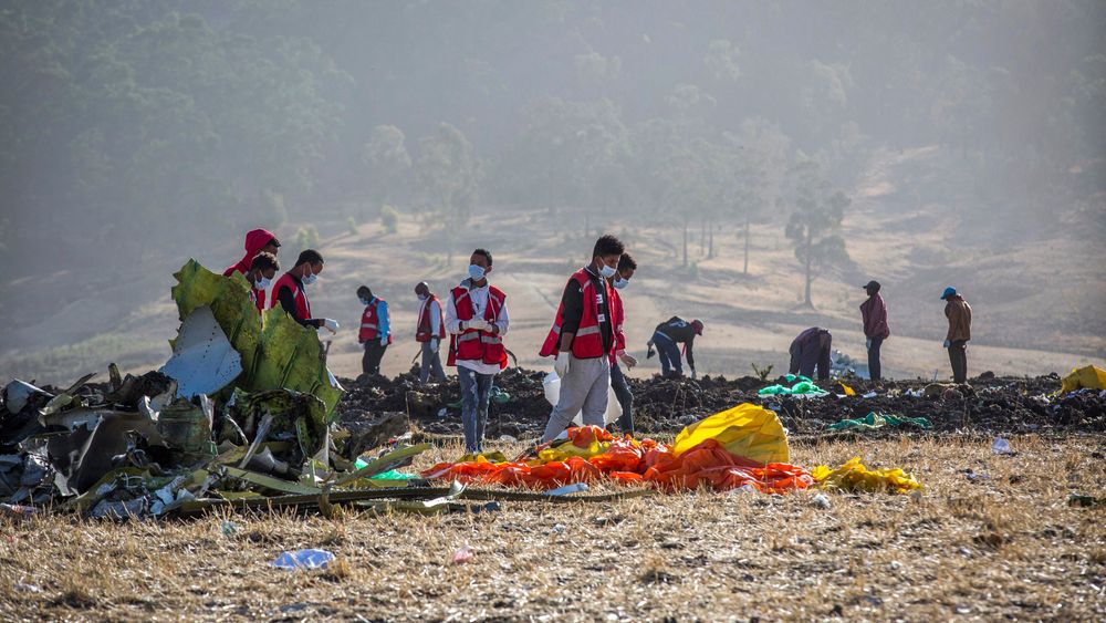 Redningsarbeidere rydder vekk vrakrestene etter at et Ethiopian Airlines-fly av typen Boeing 737 MAX 8 styrtet på vei fra Addis Abeba til Nairobi i mars.