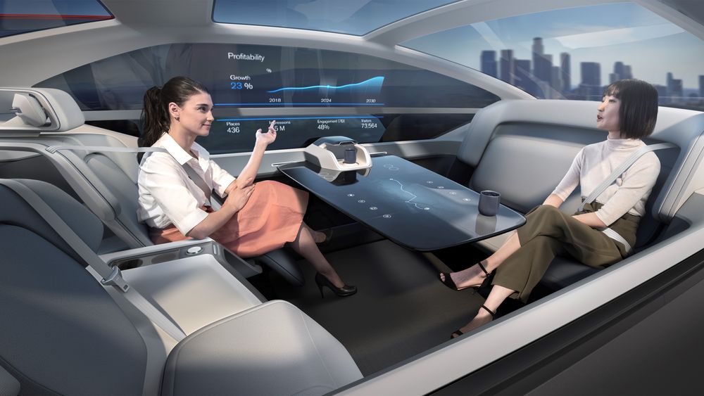Volvo 360c er en av selskapets konsepter der de leker med ulike typer innredning på framtidas selvkjørende biler. Her er bilen innredet som kontor. 