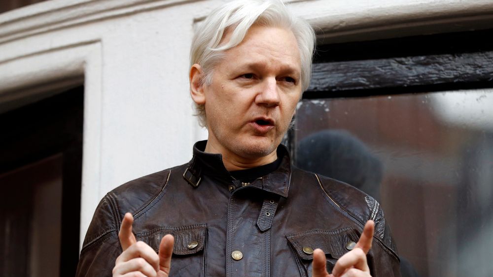 Julian Assange har sittet i eksil i Ecuadors ambassade i London siden 2012. Ecuadors president anklager WikiLeaks-grunnleggeren for å bryte vilkårene for eksiloppholdet.