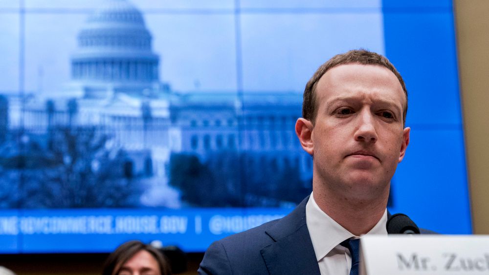 Facebooks toppsjef Mark Zuckerberg under en høring i den amerikanske Kongressen, våren 2018. Han ble da grillet om hvordan persondata ble misbrukt til å rette målrettede budskap mot amerikanere under presidentvalget i 2016.