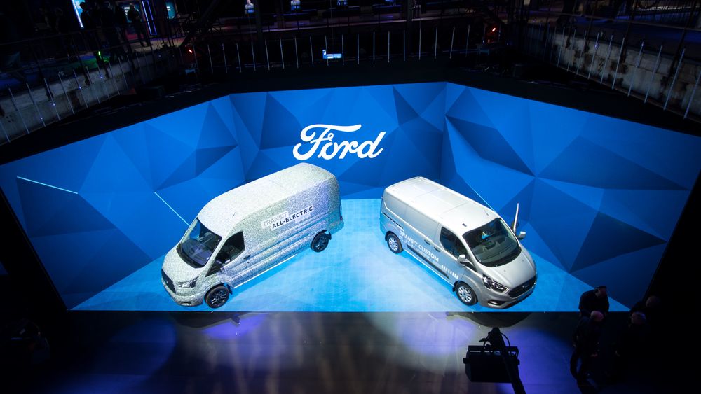Ford viste en helelektrisk Transit varebil (venstre) og en ladbar hybrid denne uken.