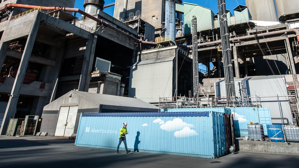 Aker Solutions og det mobile testanlegget for karbonfangst skal rense utslipp fra Preems raffineri i et pilotprosjekt. Her står testanlegget ved Norcem i Breivik. 