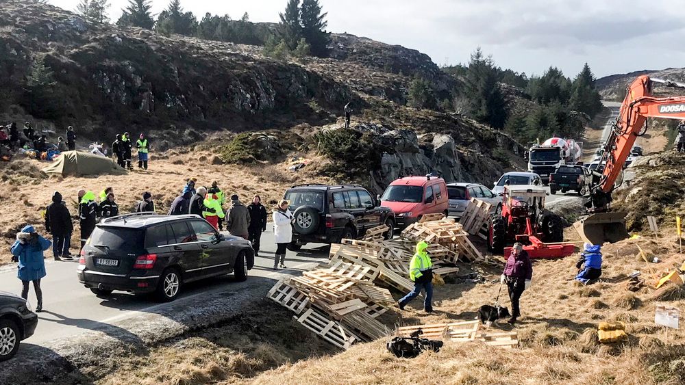 Politiet har bøtelagt demonstrantenes biler som står langs veien på Frøya. Pallene ble brukt til å hindre anleggstrafikk i å kjøre forbi.
