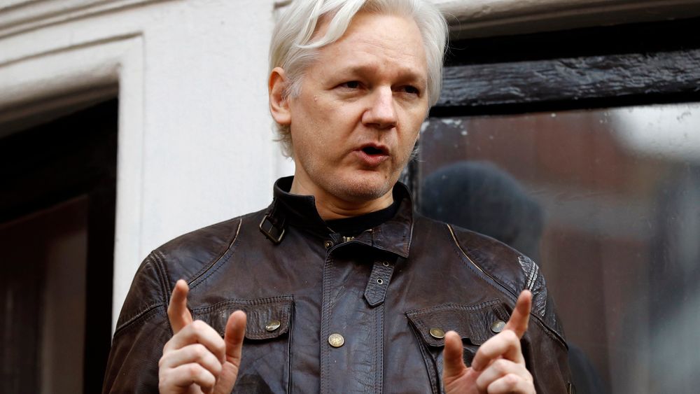 Julian Assange utenfor Ecuadors ambassade i London. 