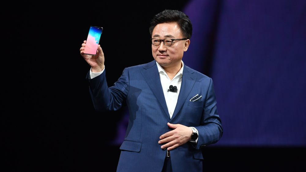 Samsung Electronics' sjef DJ Koh under lanseringen av Samsung Galaxy S10 i februar 2019.