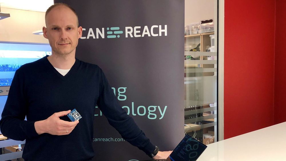 Tor Christian Angeltveit med noe av teknologien som han er med på å utvikle hos ScanReach.