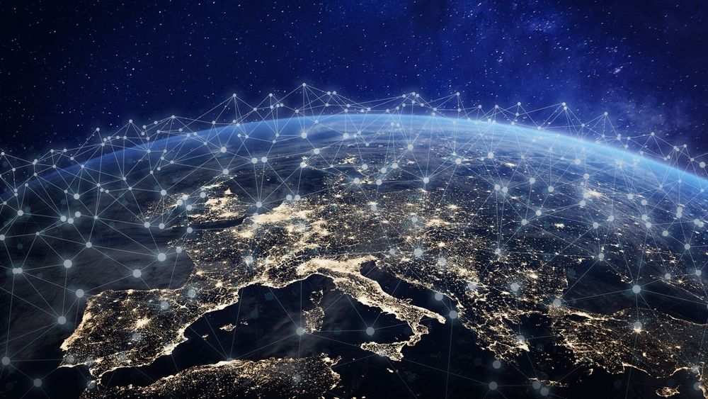 Amazon skal sende over 3.000 satellitter ut i verdensrommet for å gi store deler av befolkningen bedre internett. Her vises et satellittbilde fra sydsiden av Europa.