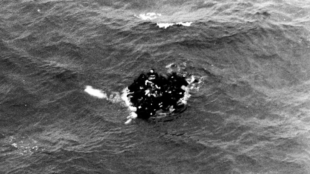 Atomubåten Komsomolets sank ved Bjørnøya 7. april 1989. Her ser vi overlevende ubåtmannskaper som klamrer seg til en livbåt.