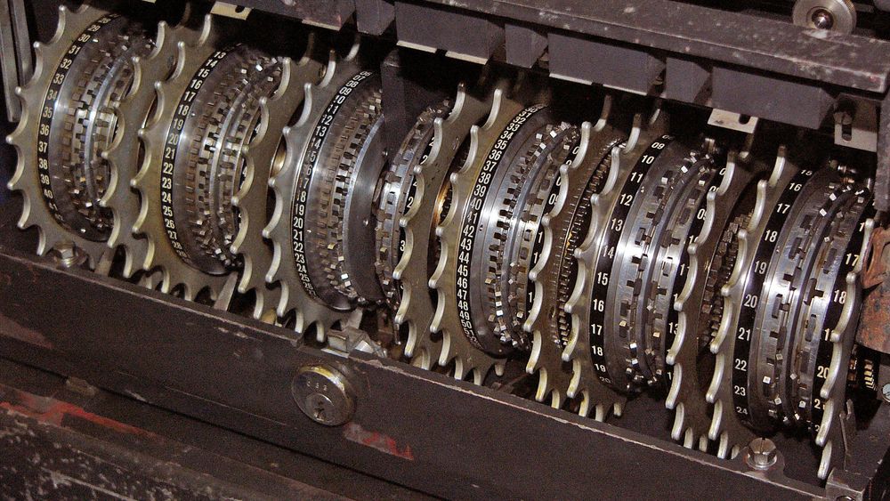 Bildet viser noen av hjulene til en Lorenz SZ40-krypteringsmaskin. Det var meldinger kodet med slike maskiner som Heath Robinson-maskinen ble brukt til å knekke.